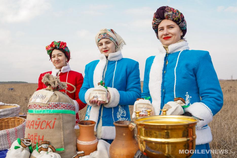 В Быховском районе дали старт посевной кампании обрядом «Засевки»