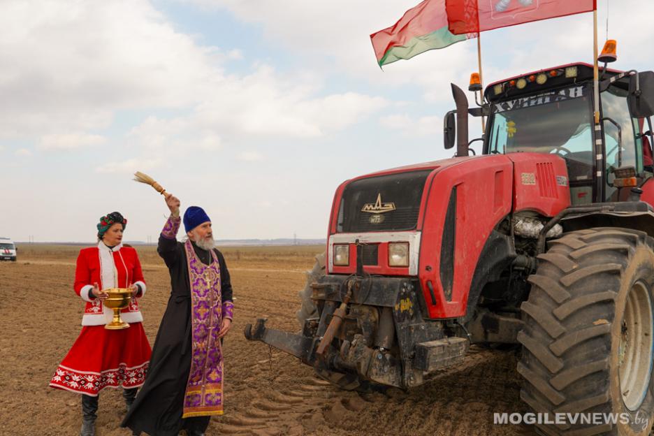 В Быховском районе дали старт посевной кампании обрядом «Засевки»