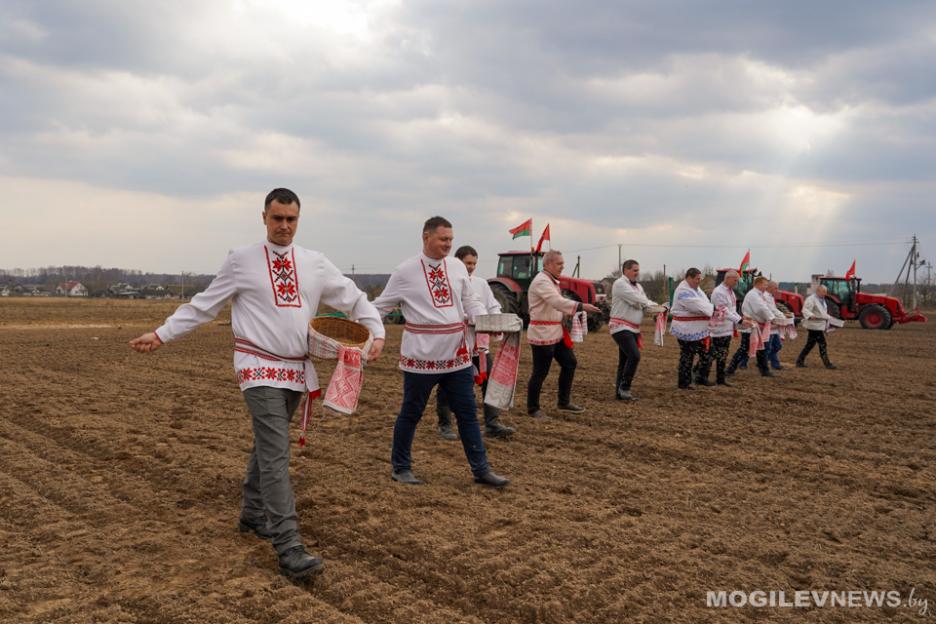 В Быховском районе дали старт посевной кампании обрядом «Засевки»