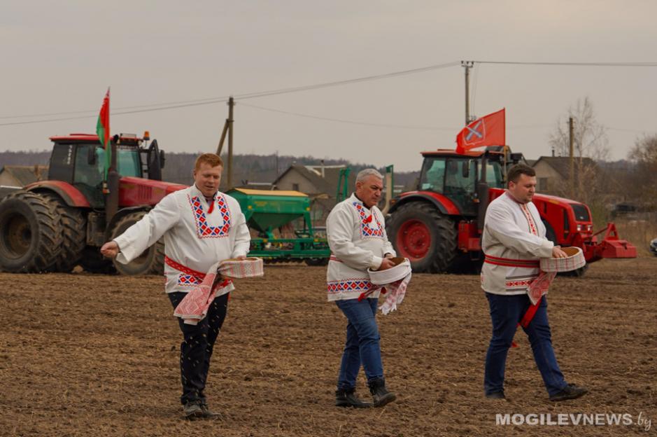 В Быховском районе дали старт посевной кампании обрядом «Засевки»