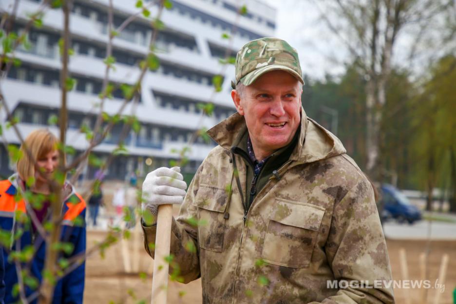  Анатолий Исаченко: «Проведение субботников объединяет людей, ведь в первую очередь мы делаем это все для себя». Фото