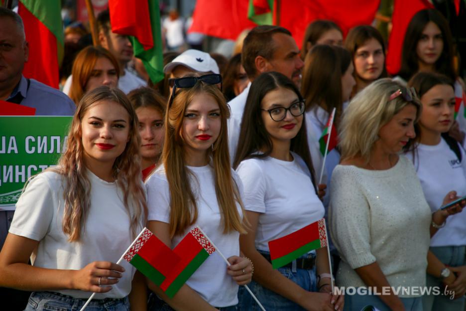 Областная патриотическая акция «Беларусь, вперед!» собрала не одну сотню могилевчан. Фото