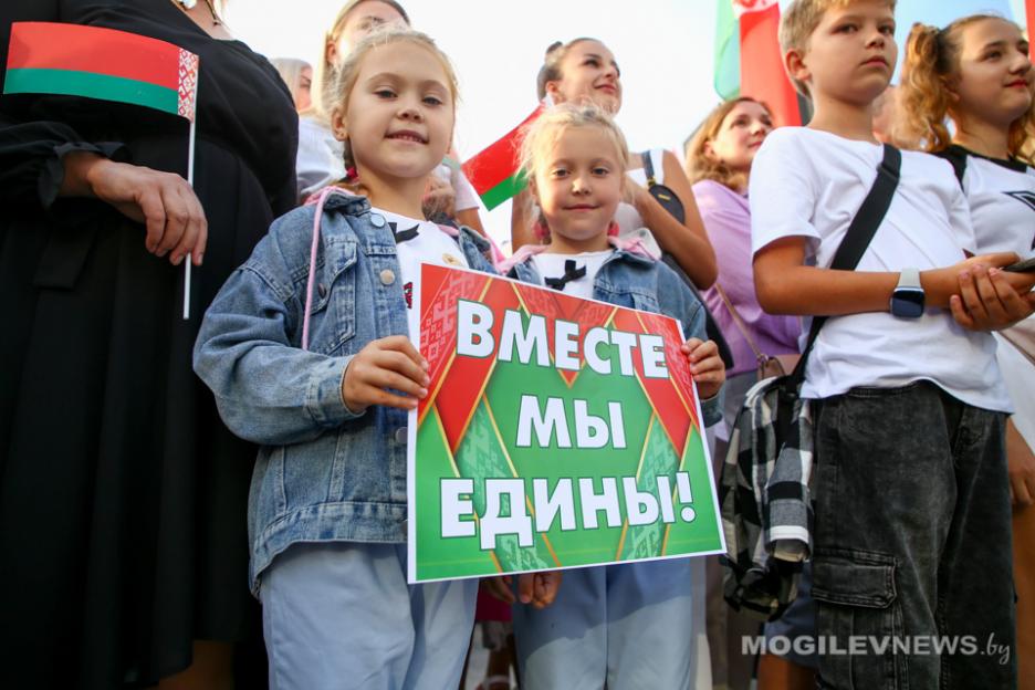 Областная патриотическая акция «Беларусь, вперед!» собрала не одну сотню могилевчан. Фото