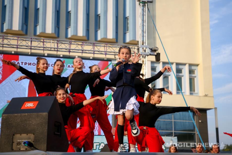 Областная патриотическая акция «Беларусь, вперед!» собрала не одну сотню могилевчан. Фото