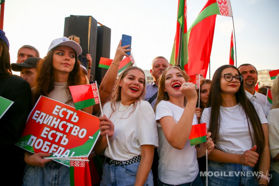 Областная патриотическая акция «Беларусь, вперед!» собрала не одну сотню могилевчан. Фото