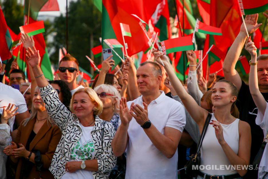 Областная патриотическая акция «Беларусь, вперед!» собрала не одну сотню могилевчан. Фото