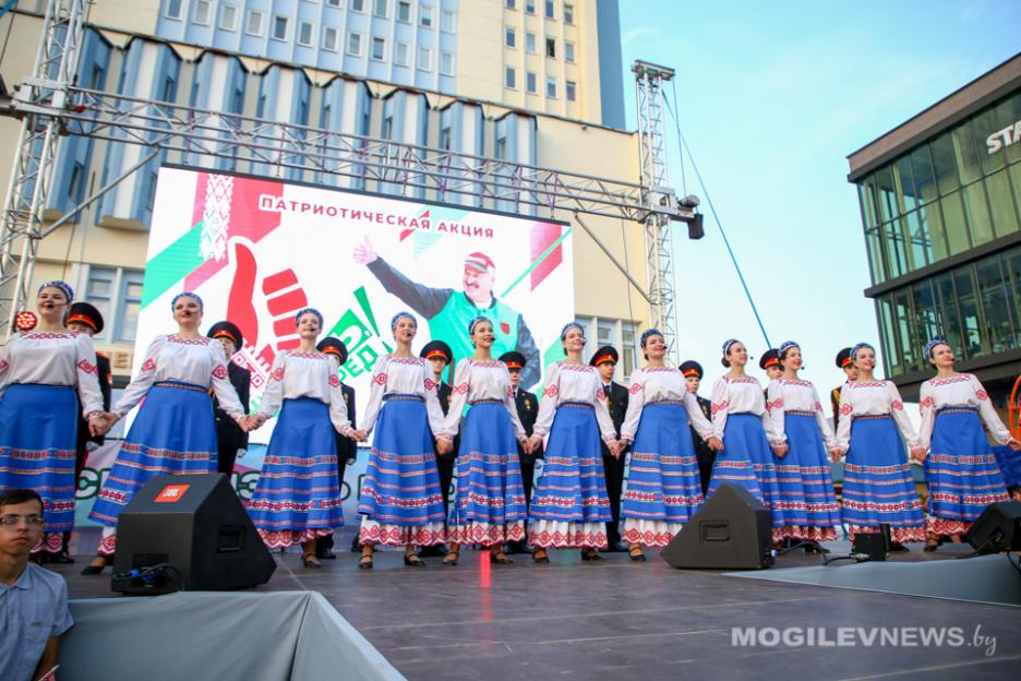 Областная патриотическая акция «Беларусь, вперед!» собрала не одну сотню могилевчан. Фото