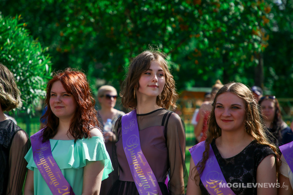 Выпускник 11 песня. Выпускной 11 класс. Выпускники 11 класса. Выпускницы 11 класса.