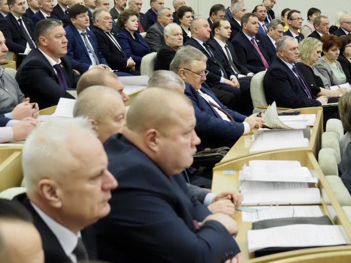 Сессия областного совета. Заседание. Совещание по вопросам импортозамещения. Фото депутатов стоя. Фото 2023.