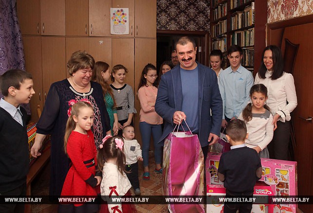 Виктор Лукашенко поздравил многодетную семью в Кличеве с Новым годом в рамках акции "Наши дети". Фото