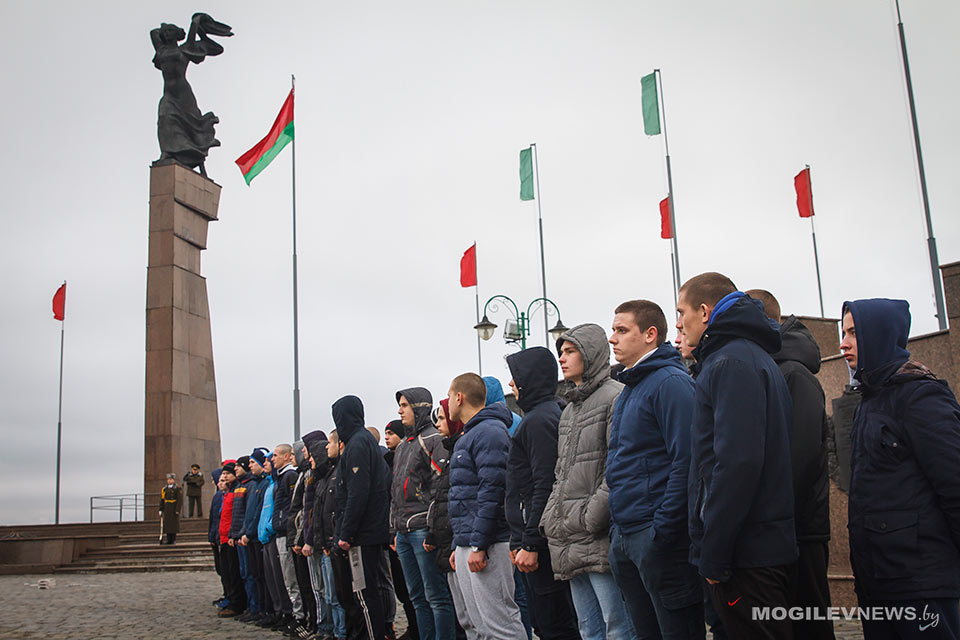В Могилеве призывников торжественно проводили на армейскую службу. Фото