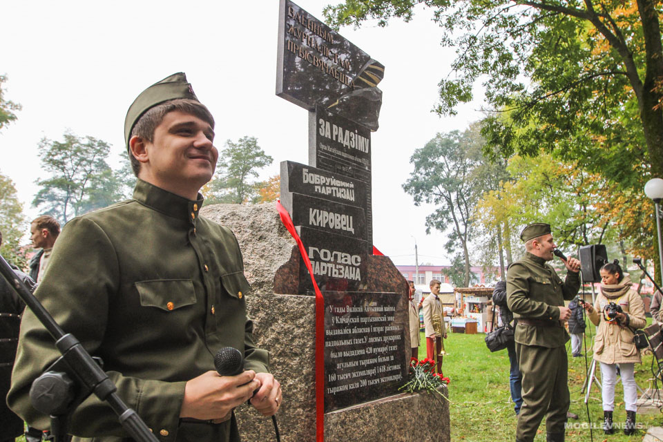 Памятник военным журналистам установили в Кличеве. Фото