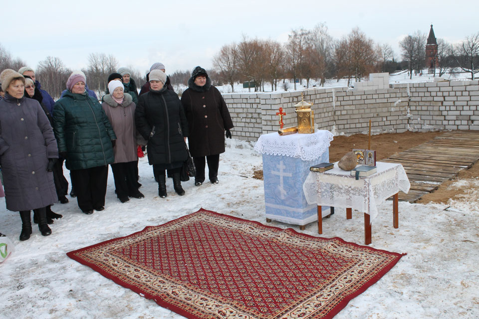 Капсулу с грамотой заложили в стену строящегося в Буйничах храма. Фото