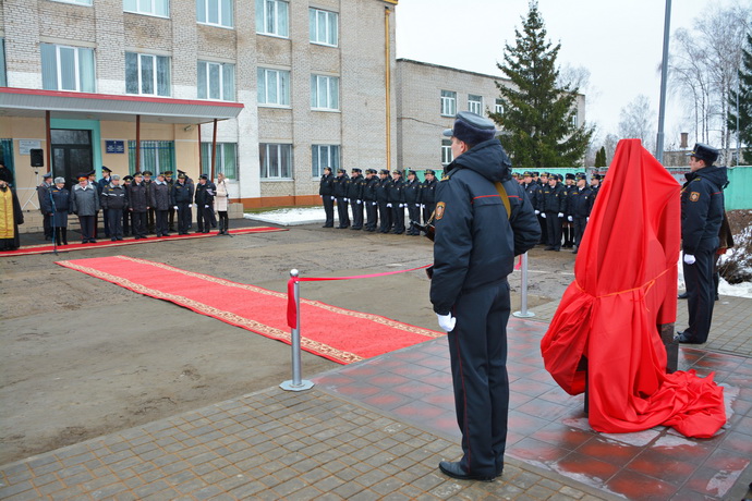 Памятный знак открыли в Быхове к 100-летию районной милиции. Фото