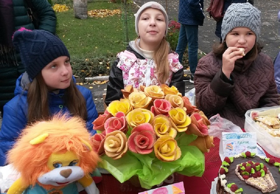 Благотворительную ярмарку в День матери провели в могилевской гимназии №4. Фото