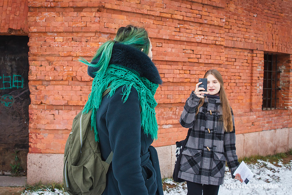 Бобруйчане и гости театрального фестиваля участвовали в экспериментальном спектакле-променаде. Фото