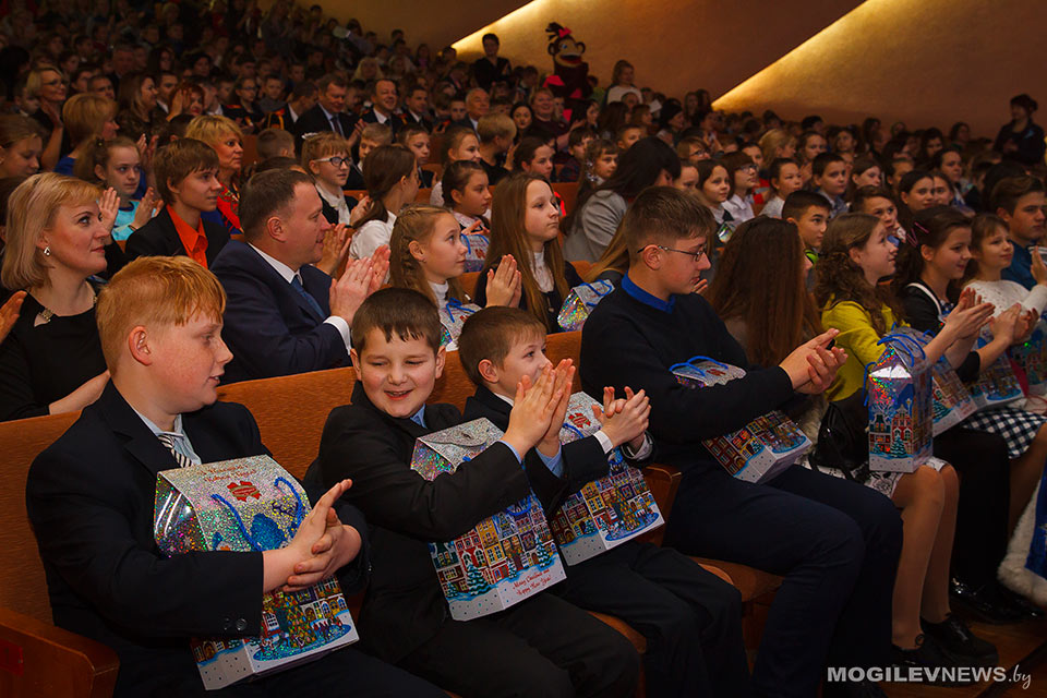Более 500 ребят получили сладкие подарки на главной елке области