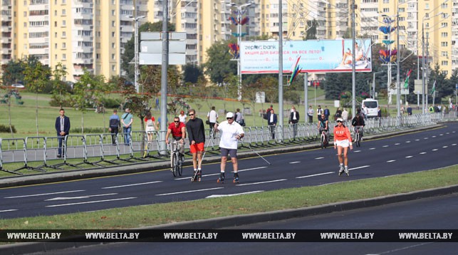 Лукашенко на лыжероллерах прибыл на спортивный праздник в честь Дня города Минска