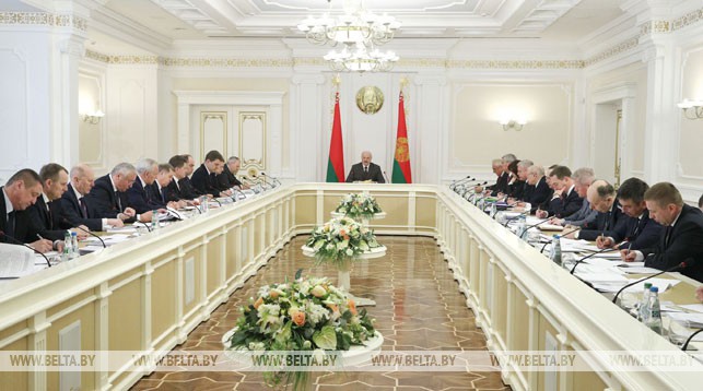 От "матрицы задач" до диктатуры технологии - подробности совещания у Лукашенко по развитию регионов