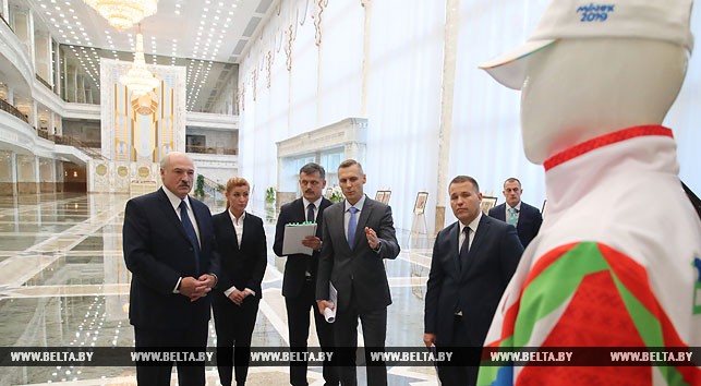 Президенту показали форму атлетов и волонтеров на II Европейских играх. Фото