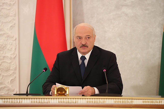 "Выполнить железобетонно" - Лукашенко провел селектор по уборочной кампании