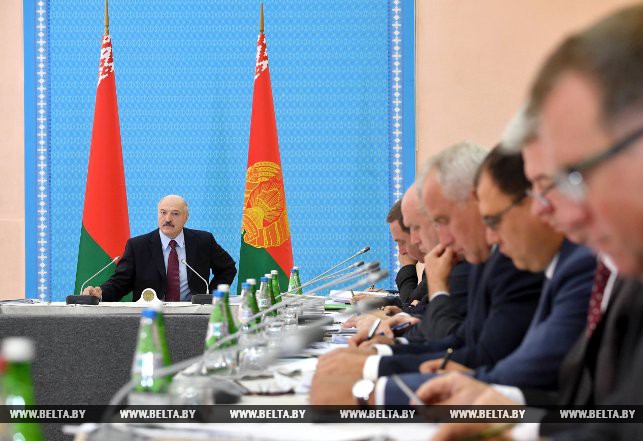 Лукашенко требует внести предложения по заменам в руководстве правительства