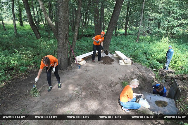 Активисты БРСМ благоустроили криницу в Могилевском районе