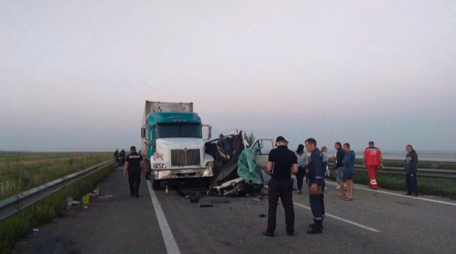 В Украине микроавтобус Одесса-Гомель врезался в грузовик, пять человек погибли