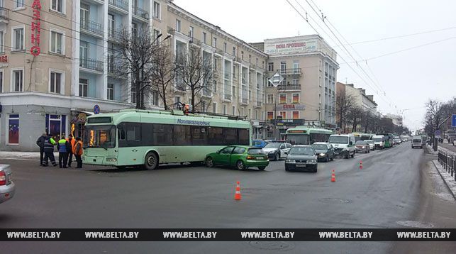 Иномарка столкнулась с троллейбусом в Могилеве