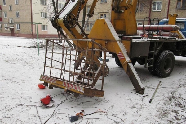 Двое рабочих в Бобруйске пострадали при падении автовышки