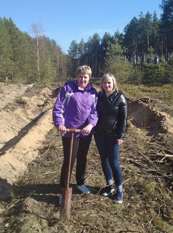 Нотариусы Шкловской нотариальной конторы в ходе «Недели леса» высадили 720 деревьев
