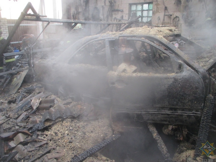 В гараже в Могилеве сгорел «Мерседес»