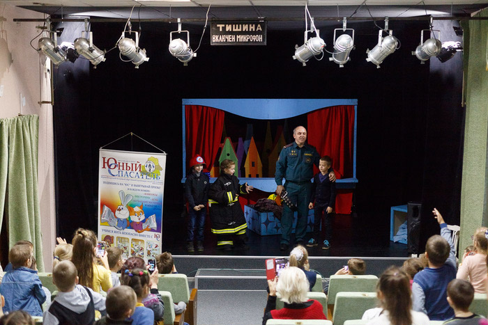 Юным бобруйчанам показывают противопожарный спектакль «Тома одна дома»