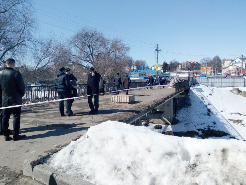 В Могилеве рухнули перила пешеходного моста возле Быховского рынка