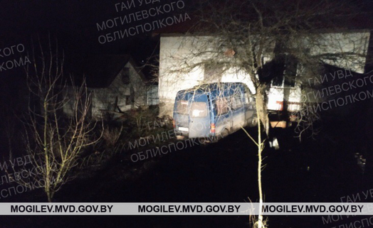 Микроавтобус в Шклове врезался в забор - водитель получил серьезные травмы