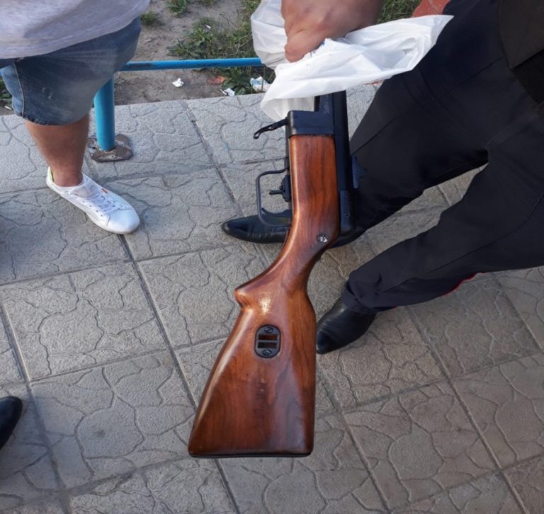 Бобруйчанин пришел на почту с макетом автомата и угрожал местному жителю