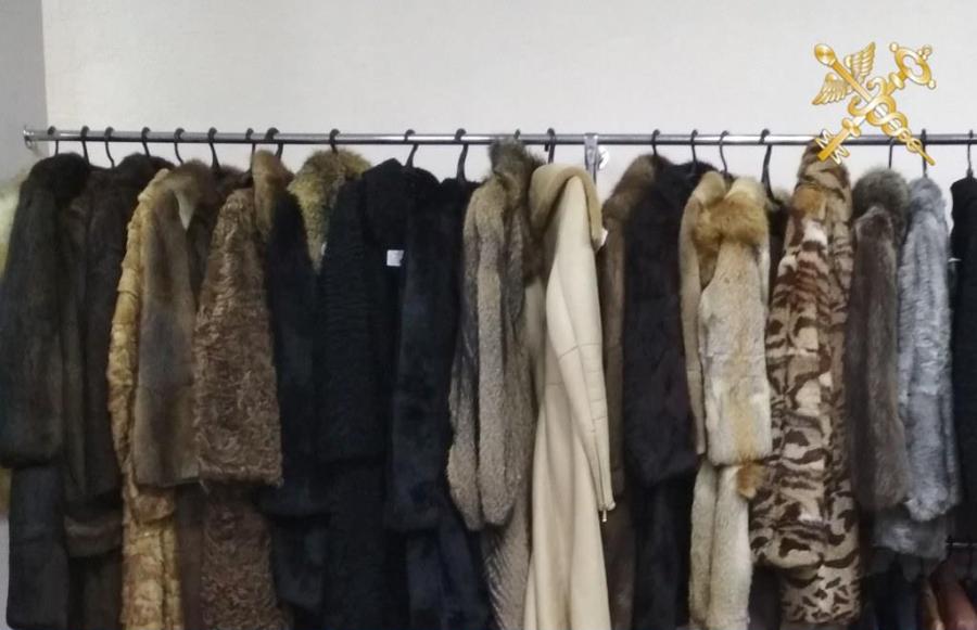 450 кг б/у одежды и 43 шубы пытались незаконно реализовать в одном из торговых центров Могилева. Видео