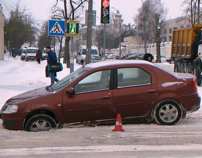 Автомобиль «Рено» в Могилеве колесом провалился в люк. Видео