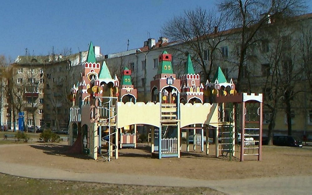 На месте Московского дворика в Могилеве оборудуют новую детскую площадку. Видео