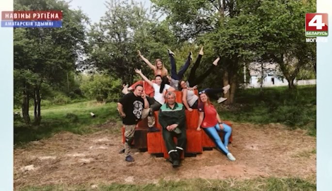 В глусских Косаричах создают деревенский парк скамеек. Видео