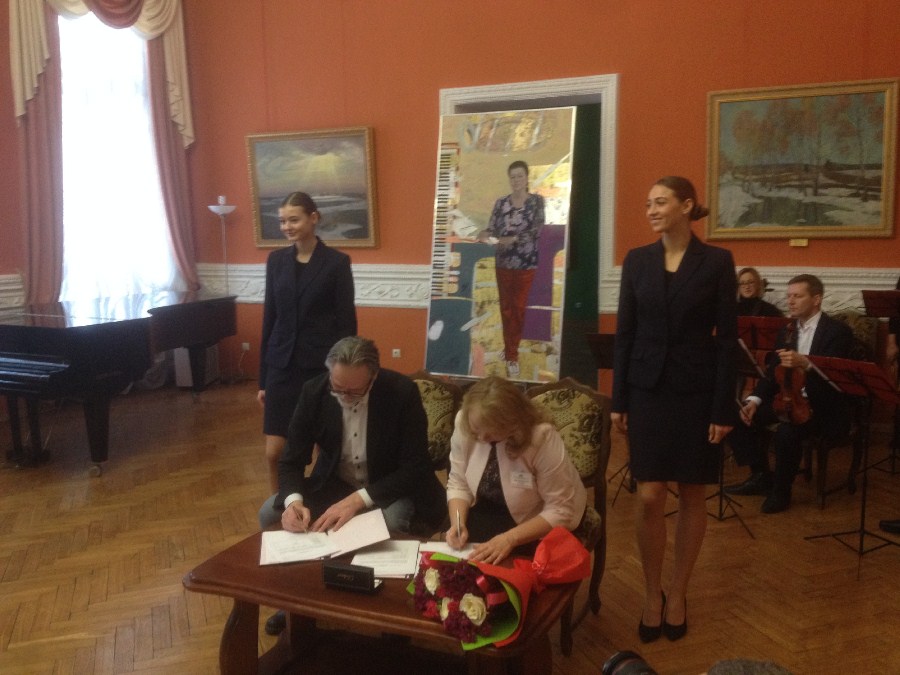 Виктор Альшевский подарил свою работу могилевскому музею им.П.Масленикова