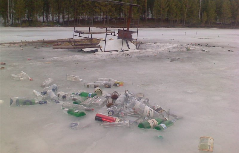 Штраф до 490 рублей грозит рыболовам, оставляющим после себя мусор