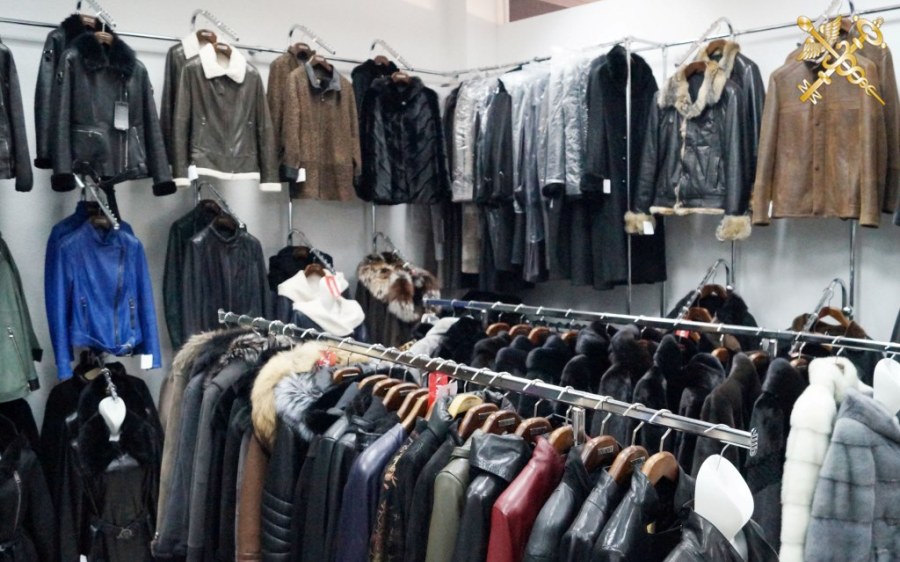 Меховые и кожаные изделия без документов на сумму почти 90 тысяч рублей выявили могилевские таможенники в Бобруйске. Видео