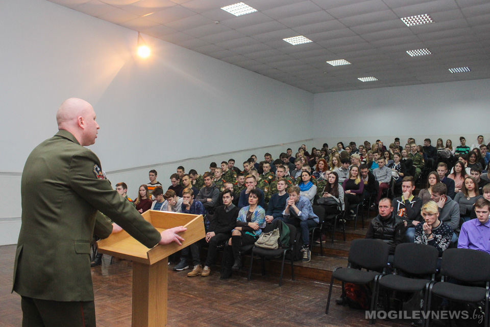 Могилевским школьникам рассказали о военных вузах страны. Фото