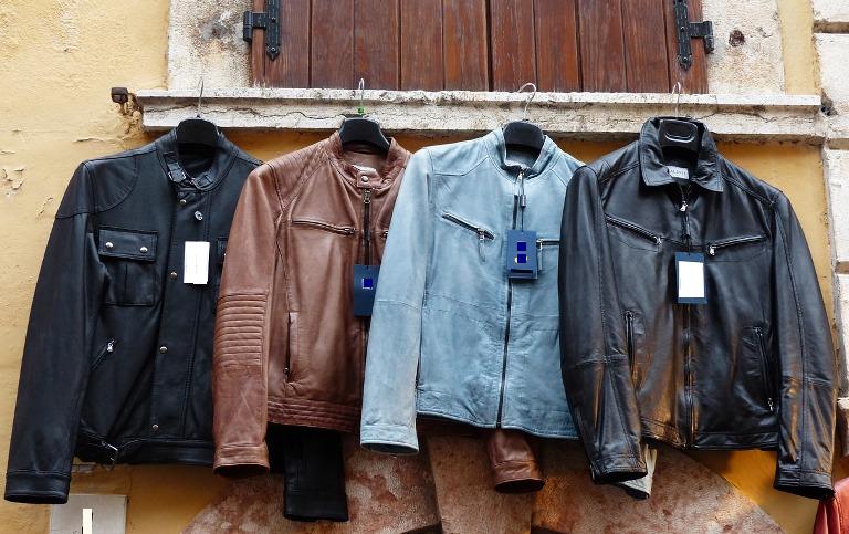 Незаконную реализацию одежды на сумму 50 тысяч рублей пресекла Могилевская таможня