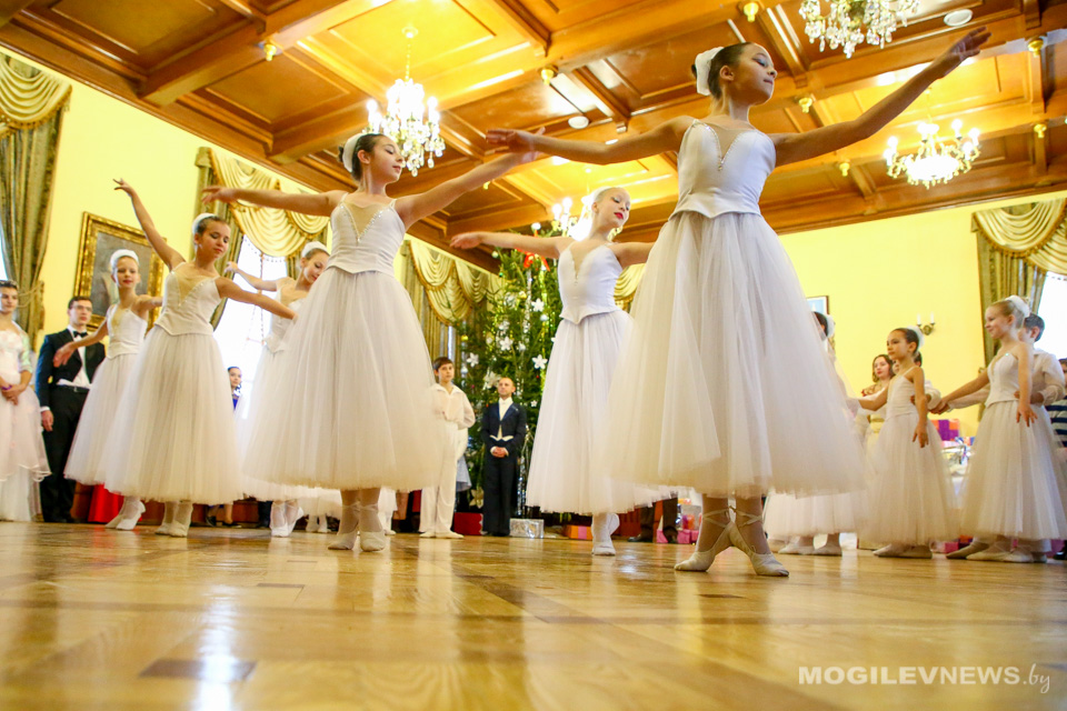 Новогодний бал для одаренных детей и подростков прошел в Могилеве. Фото