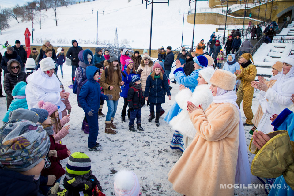 Новогодний перформанс проходит в могилевском парке Подниколье. Фото