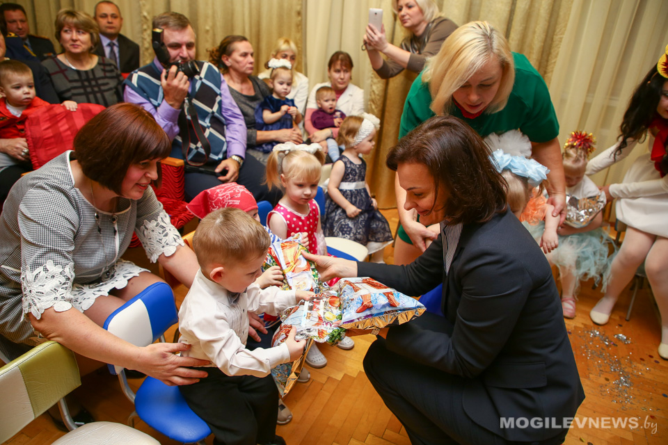 Воспитанники Могилевского специализированного Дома ребенка получили новогодние подарки. Фото