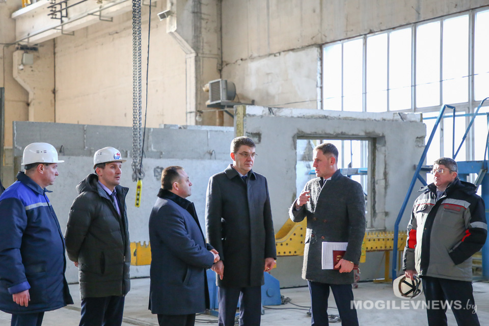 Заместитель премьер-министра Республики Беларусь Владимир Кухарев посетил Могилевский ДСК. Фото