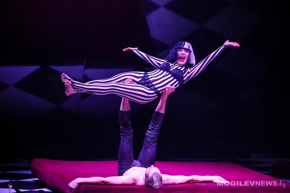 Во второй день «Март-контакта» показали эпатажную постановку «Голый король». Фото